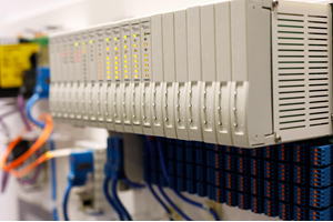 Programuojamas loginis valdiklis (PLC): apibrėžimas, tipai, veikimo principas ir programos